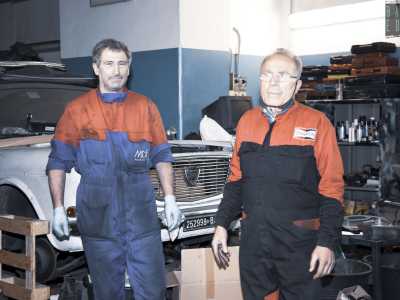 Mentre veniamo �inebriati� dal forte odore di olio, facciamo la conoscenza del fondatore dell�officina: il 78enne Giuseppe Positano, che ci accoglie assieme a un operaio